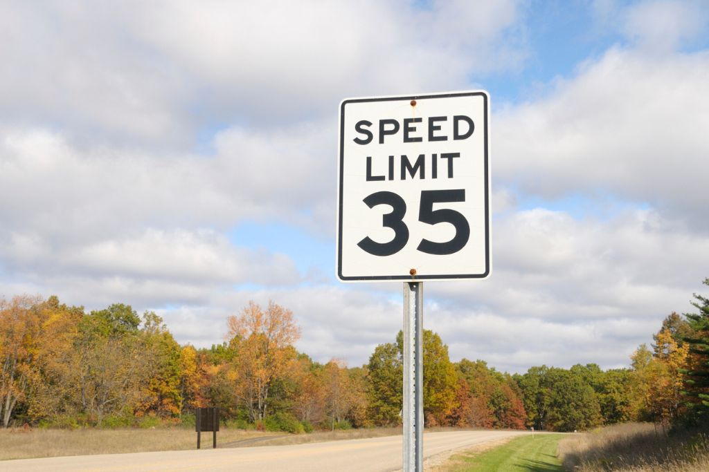 Imagen de una señal de velocidad en carretera